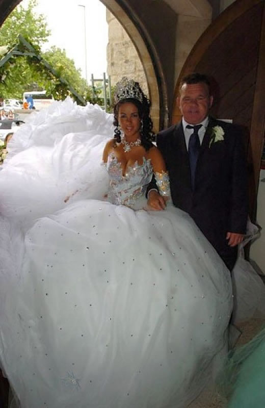 Komische Hochzeitskleider