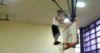 Backflip vom Basketballkorb