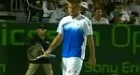 Tennisspieler schlägt sich blutig