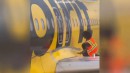 Flugzeug notdürftig mit Tape geflickt