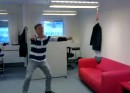 High Kick im Büro