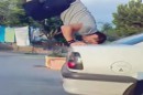 Kopfstand auf dem Auto