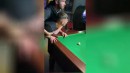 Männer beim Billard