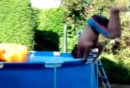 Papa springt in den Pool!