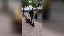 Riskante Aktion: E-Scooter zieht Rollstuhlfahrer