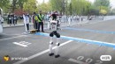 Roboter dreht beim Rennstart auf