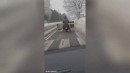 Türtransport auf einem Roller